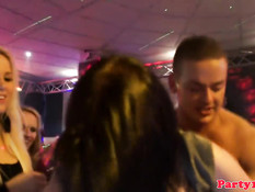 На вечеринке в ночном клубе европейские девки ебутся с парнями