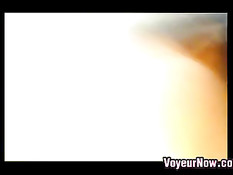 Вуайерист с видеокамерой заглядывает под юбки гуляющим девкам