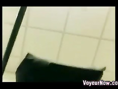 Вуайерист с видеокамерой заглядывает под юбки гуляющим девкам