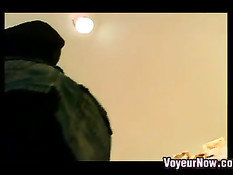 Вуайерист с видеокамерой заглядывает под юбки гуляющим девкам