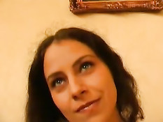 Немецкая девка с обвисшей грудью и пирсингом играет с вибратором