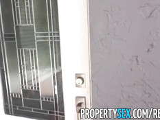 Горячая молодая блондинка с пирсингом сосков затрахала мужика