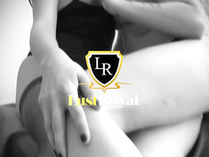 Сисястая брюнетка в белых чулках Kyra Black села на член сверху