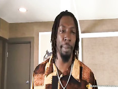 Пышногрудая блондинка Sara Jay на кровати скачет на чёрном хуе