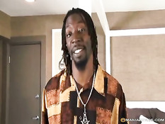 Пышногрудая блондинка Sara Jay на кровати скачет на чёрном хуе