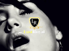 Парень ебёт на диване роскошную сисястую блондинку Holly Halston