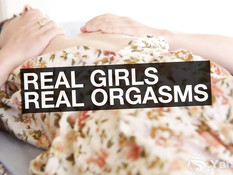 Девушка с большой грудью RyAnne мастурбирует волосатую киску