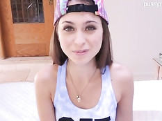 Задорная девчонка в бейсболке Riley Reid сделала мужчине минет