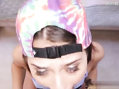 Задорная девчонка в бейсболке Riley Reid сделала мужчине минет