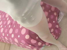 Молодая блондиночка соглашается сделать минет мужчине в очках