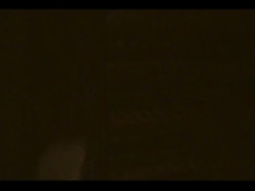 Запрокинув голову назад женщина делает мужику глубокий минет