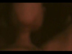 Запрокинув голову назад женщина делает мужику глубокий минет