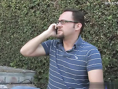 Темноволосая массажистка подрочила парню хуй и высосала сперму