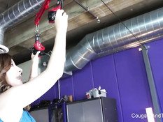 Строгая зрелая лесбиянка Nina Hartley трахает молодую Charli Piper