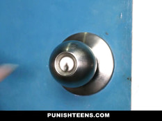 Привязал к кровати блондинку Molly Mae и отъебал в бритую пизду