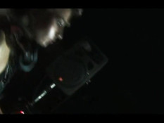 Развратные шлюхи в латексном белье под музыку играют с плетью