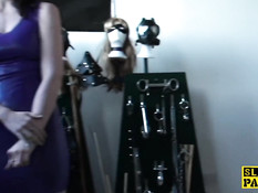 Он вставил член глубоко в рот британской шлюхе и отодрал в пизду