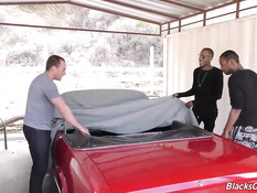 Белый парень трахается с двумя чёрными геями возле автомобиля