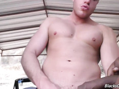 Белый парень трахается с двумя чёрными геями возле автомобиля