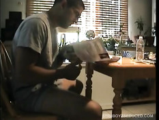 Толстый гей подошёл к своему голому приятелю и подрочил пенис