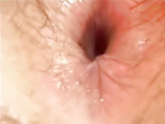 Голубой парень отсасывает парням в тюрьме и подставляет задницу