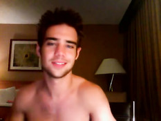 Симпатичный молодой гей включил веб-камеру и подрочил свой хуй