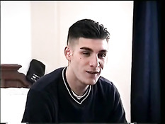 Голубой парень подрочил член сам и дал пососать своему приятелю