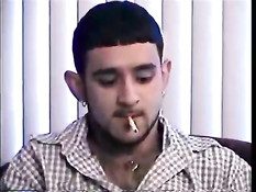 Молодой гей принял душ и дал любовнику подрочить член в кресле