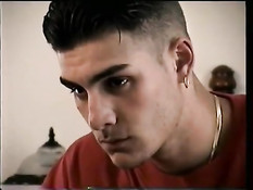 Гей отсасывает и дрочит пенис своему расслабленному любовнику