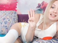 Юная блондиночка в белых чулках вставляет фаллос во влагалище