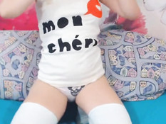 Юная блондиночка в белых чулках вставляет фаллос во влагалище