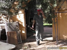 Симпатичная смуглянка Ashley Pink делает минет похотливым парням