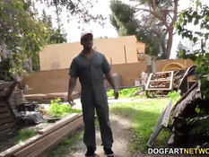 Симпатичная смуглянка Ashley Pink делает минет похотливым парням