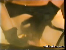 Чёрный мужчина трахает двух девушек в бассейне с горячей водой