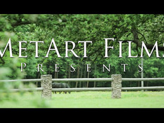 Страстная молодая брюнетка на кровати занимается сексом с парнем