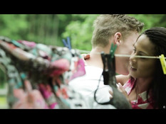 Страстная молодая брюнетка на кровати занимается сексом с парнем