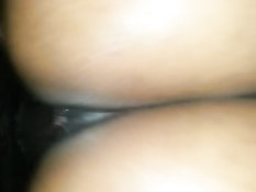 Чёрный приятель ебёт мулатку в позе раком и снимает на смартфон