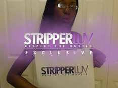 Негритянка в очках натирает тело маслом и трясёт большой задницей