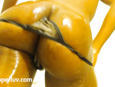 Негритянка в очках натирает тело маслом и трясёт большой задницей