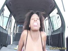 Сисястая африканская девушка ебётся с белым мужиком в машине