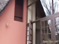 Сисястая африканская девушка ебётся с белым мужиком в машине