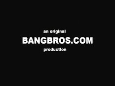 Мулатка Pinky задирает розовое платье и показывает большую попу