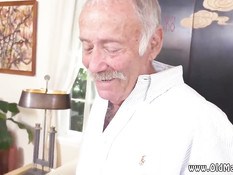 Похотливые дедули оттрахали мексиканскую девчонку в сомбреро