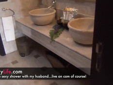 Сексуальная блондинка трахается на кровати с двумя любовниками