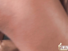 Блондинка с пирсингом занимается сексом с мужчинами свингерами