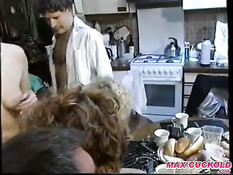 Пожилые семейные пары любители свинга ебутся в частной квартире