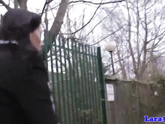 Зрелой британской даме в чёрных чулках нравится поза наездницы