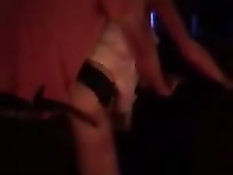 Мужик в фойе ебёт в позе раком развратную светловолосую шлюху