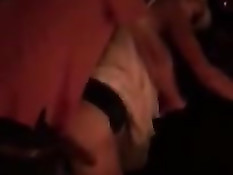 Мужик в фойе ебёт в позе раком развратную светловолосую шлюху