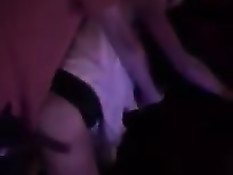 Мужик в фойе ебёт в позе раком развратную светловолосую шлюху